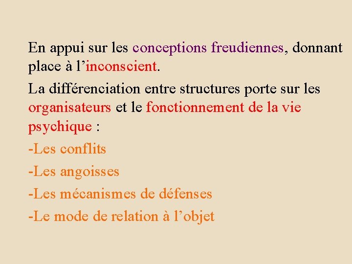 En appui sur les conceptions freudiennes, donnant place à l’inconscient. La différenciation entre structures