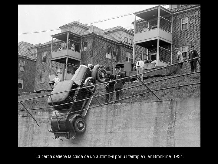 La cerca detiene la caída de un automóvil por un terraplén, en Brookline, 1931.