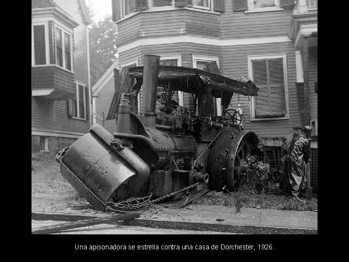 Una apisonadora se estrella contra una casa de Dorchester, 1926. 