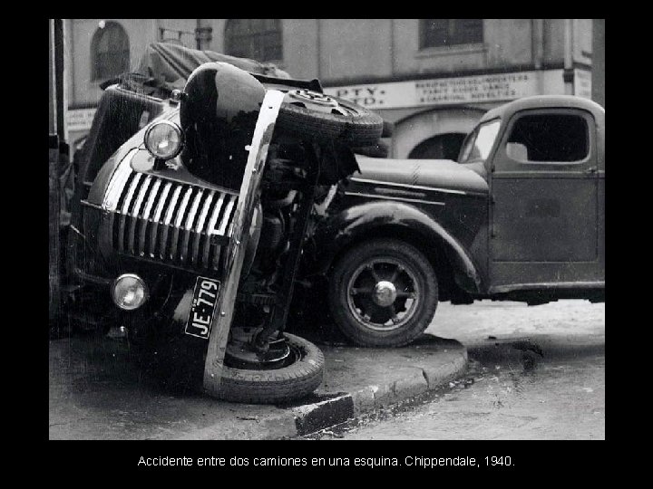 Accidente entre dos camiones en una esquina. Chippendale, 1940. 