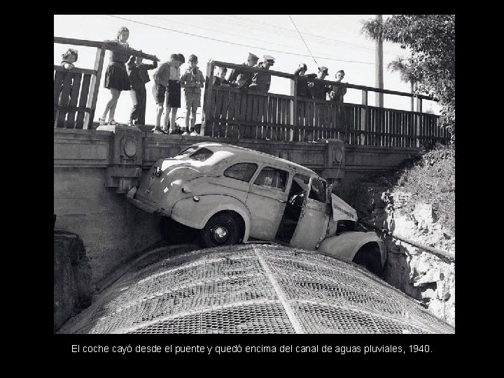 El coche cayó desde el puente y quedó encima del canal de aguas pluviales,