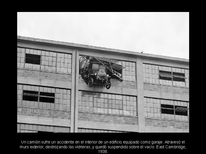 Un camión sufre un accidente en el interior de un edificio equipado como garaje.