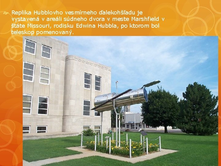 Replika Hubblovho vesmírneho ďalekohšľadu je vystavená v areáli súdneho dvora v meste Marshfield Replika Hubblovho vesmírneho ďalekohšľadu je vystavená v areáli súdneho dvora v meste Marshfield