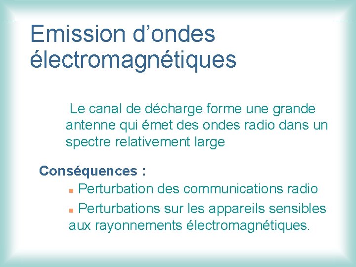 Emission d’ondes électromagnétiques Le canal de décharge forme une grande antenne qui émet des