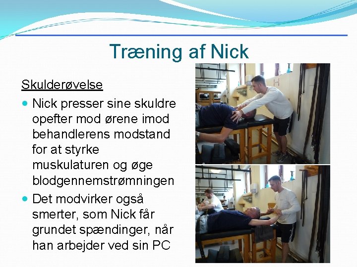Træning af Nick Skulderøvelse Nick presser sine skuldre opefter mod ørene imod behandlerens modstand