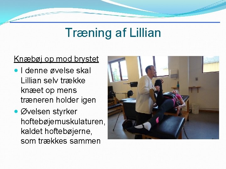 Træning af Lillian Knæbøj op mod brystet I denne øvelse skal Lillian selv trække