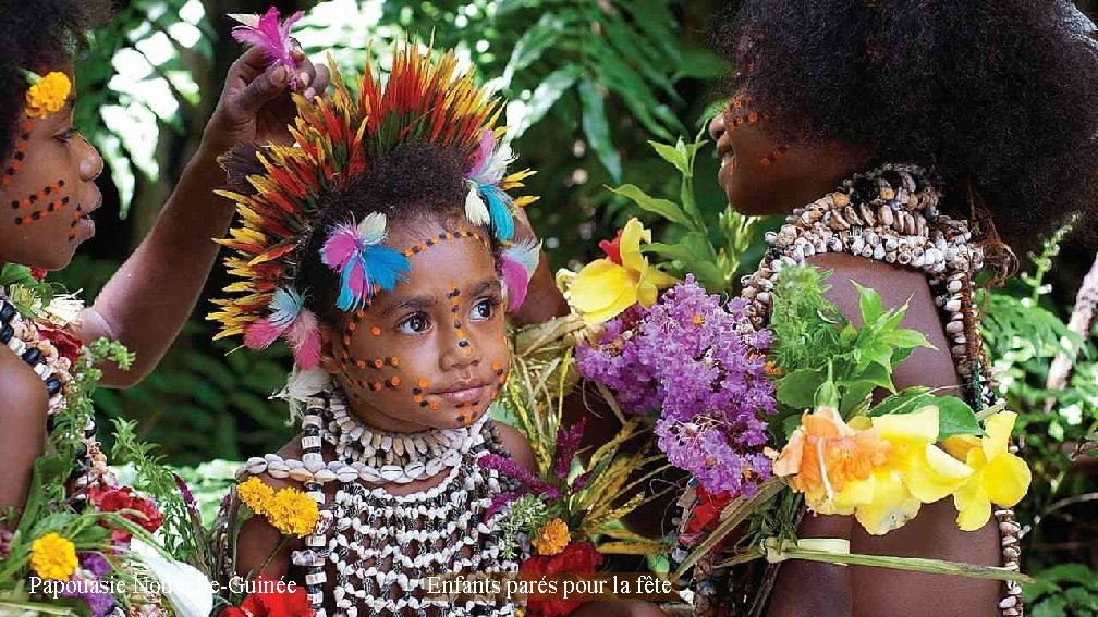 Papouasie Nouvelle-Guinée Enfants parés pour la fête 