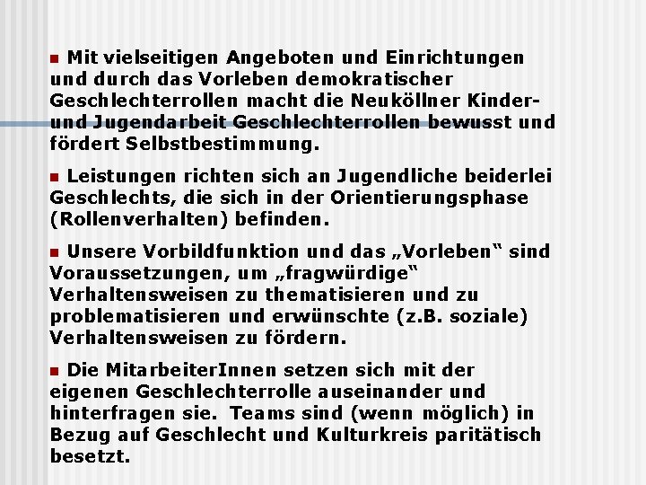 Mit vielseitigen Angeboten und Einrichtungen und durch das Vorleben demokratischer Geschlechterrollen macht die Neuköllner