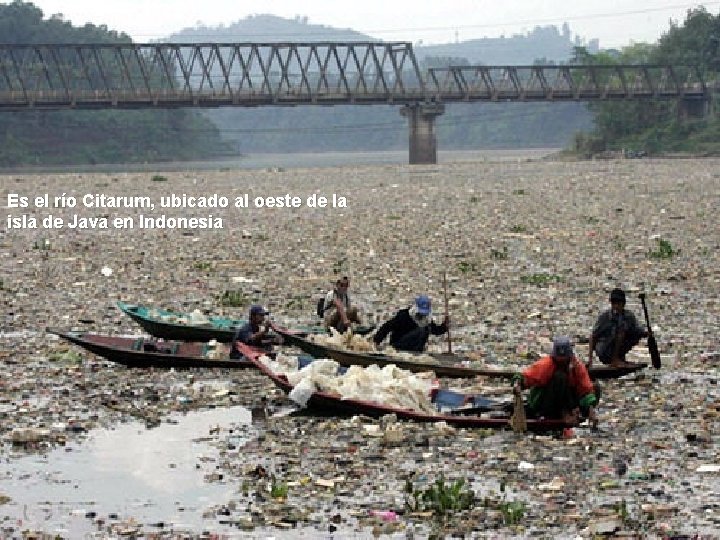 Es el río Citarum, ubicado al oeste de la isla de Java en Indonesia