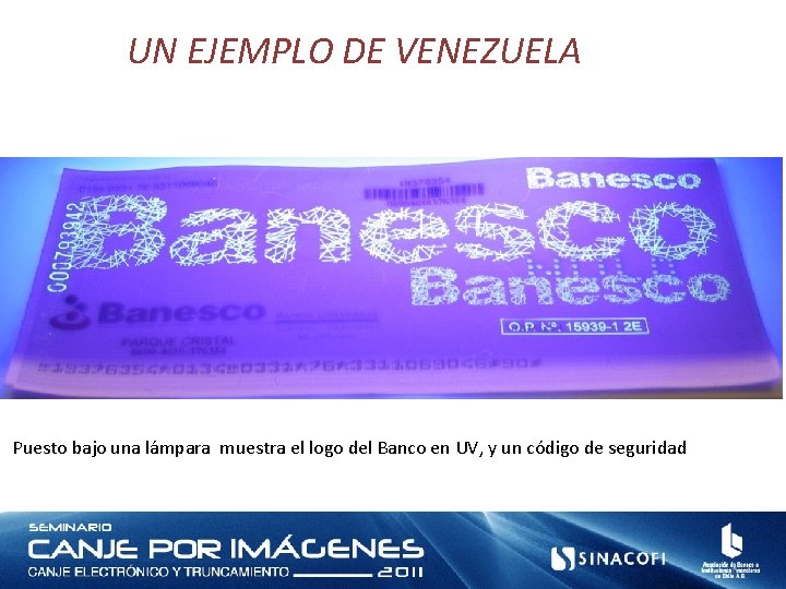 UN EJEMPLO DE VENEZUELA Puesto bajo una lámpara muestra el logo del Banco en