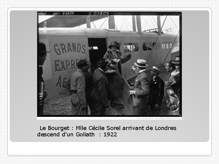 Le Bourget : Mlle Cécile Sorel arrivant de Londres descend d'un Goliath : 1922