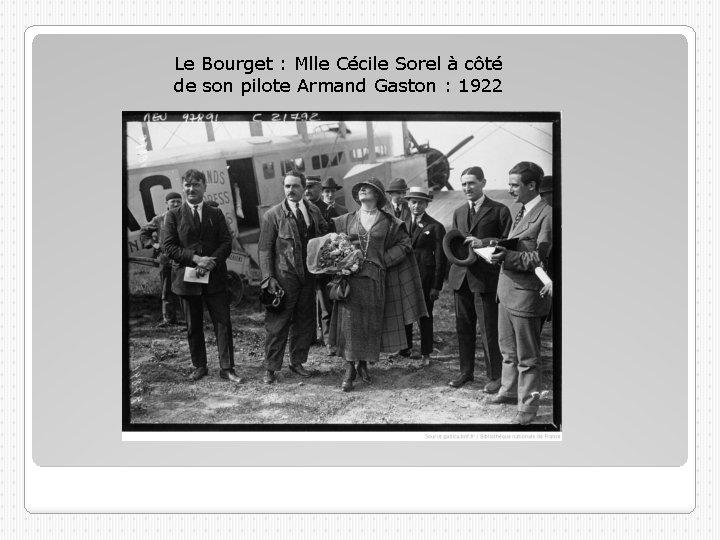 Le Bourget : Mlle Cécile Sorel à côté de son pilote Armand Gaston :