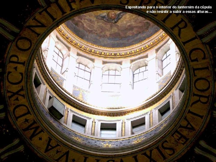 Espreitando para o interior do lanternim da cúpula A cúpula revela que Miguel ngelo,