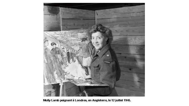 Molly Lamb peignant à Londres, en Angleterre, le 12 juillet 1945. 