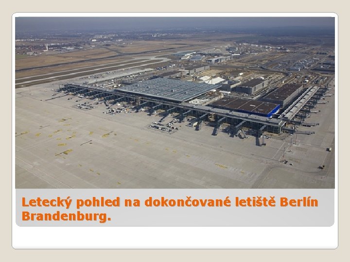 Letecký pohled na dokončované letiště Berlín Brandenburg. 