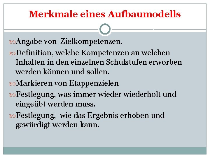 Merkmale eines Aufbaumodells Angabe von Zielkompetenzen. Definition, welche Kompetenzen an welchen Inhalten in den