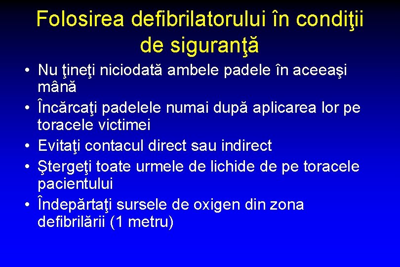 Folosirea defibrilatorului în condiţii de siguranţă • Nu ţineţi niciodată ambele padele în aceeaşi