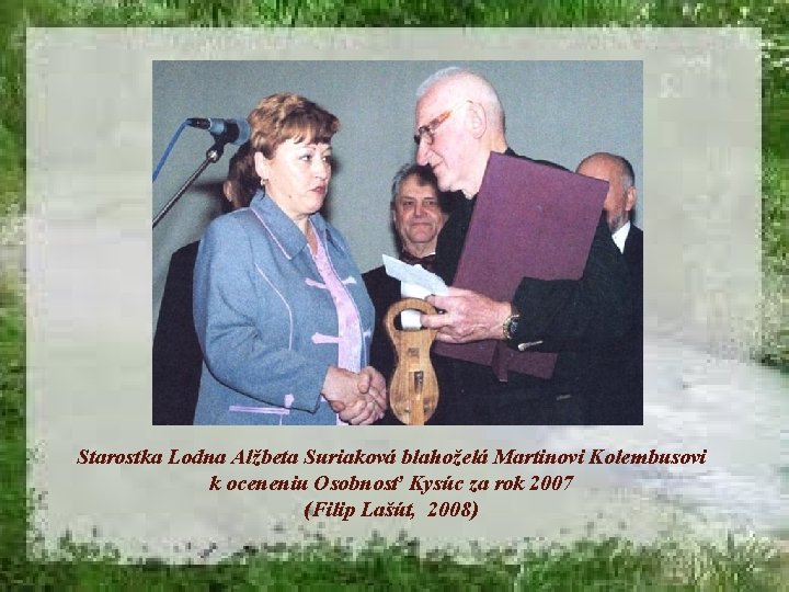 Starostka Lodna Alžbeta Suriaková blahoželá Martinovi Kolembusovi k oceneniu Osobnosť Kysúc za rok 2007