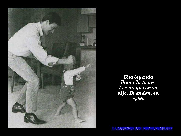 Una leyenda llamada Bruce Lee juega con su hijo, Brandon, en 1966. 