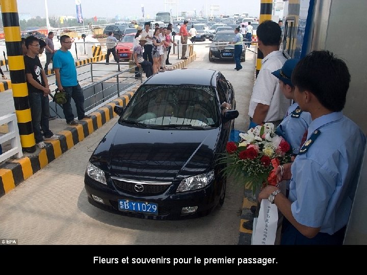 Fleurs et souvenirs pour le premier passager. 