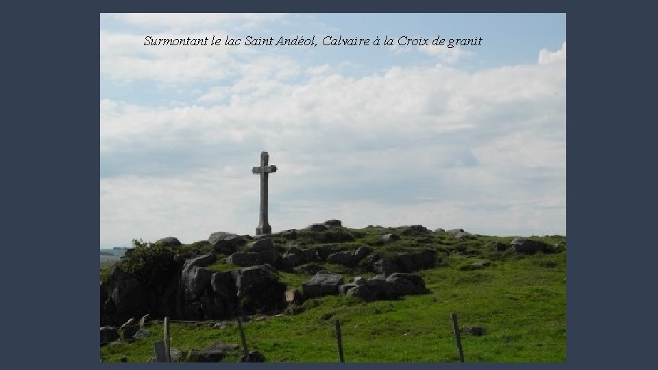 Surmontant le lac Saint Andéol, Calvaire à la Croix de granit 