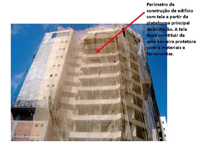 Perímetro da construção de edifício com tela a partir da plataforma principal de proteção.