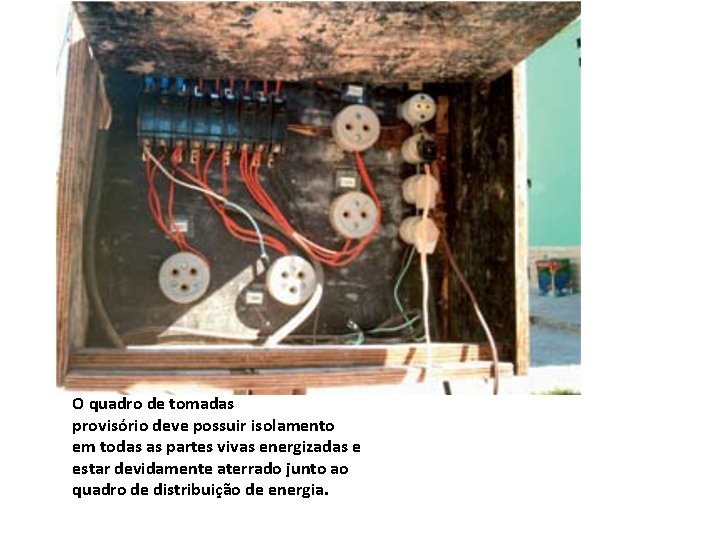 O quadro de tomadas provisório deve possuir isolamento em todas as partes vivas energizadas