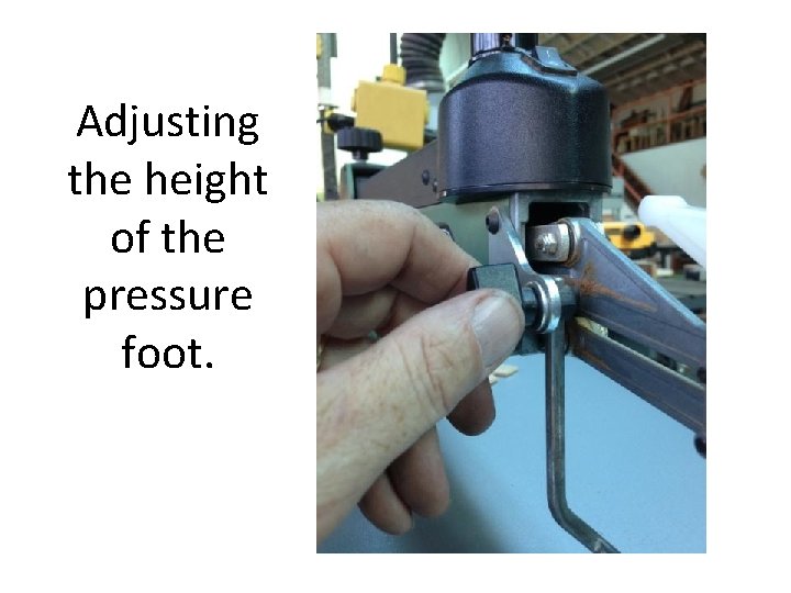 Adjusting the height of the pressure foot. 