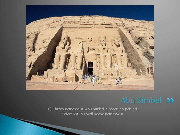 Abú Simbel 10) Chrám Ramesse II. Abú Simbel z předního pohledu. Kolem vstupu sedí