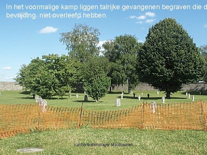 In het voormalige kamp liggen talrijke gevangenen begraven die d bevrijding niet overleefd hebben.