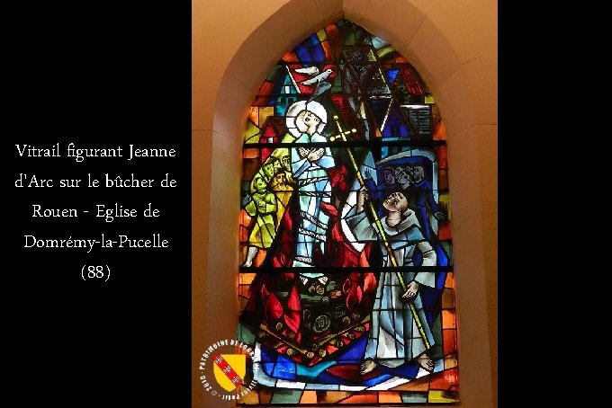 Vitrail figurant Jeanne d'Arc sur le bûcher de Rouen - Eglise de Domrémy-la-Pucelle (88)