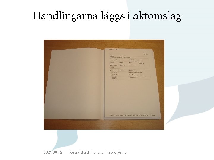 Handlingarna läggs i aktomslag 2021 -09 -12 Grundutbildning för arkivredogörare 