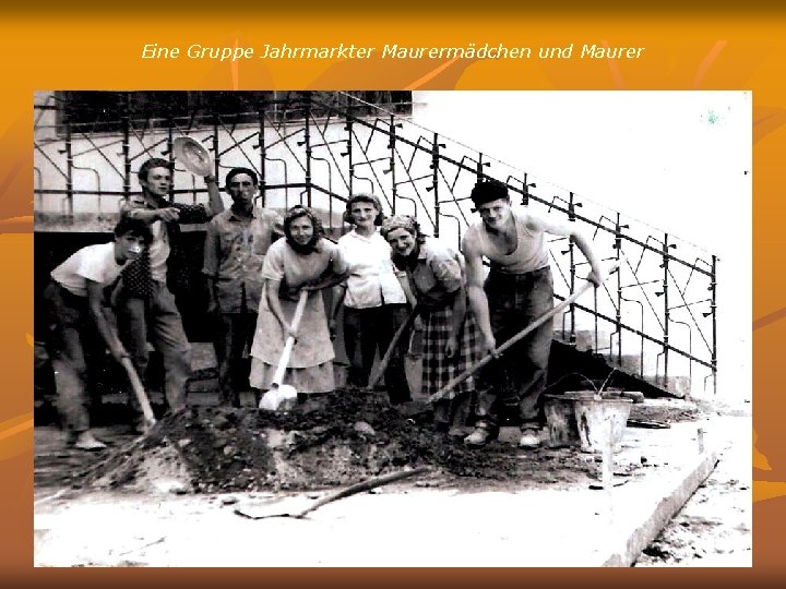 Eine Gruppe Jahrmarkter Maurermädchen und Maurer 