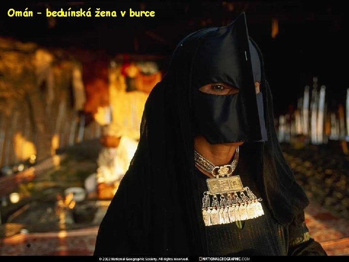 Omán – beduínská žena v burce 