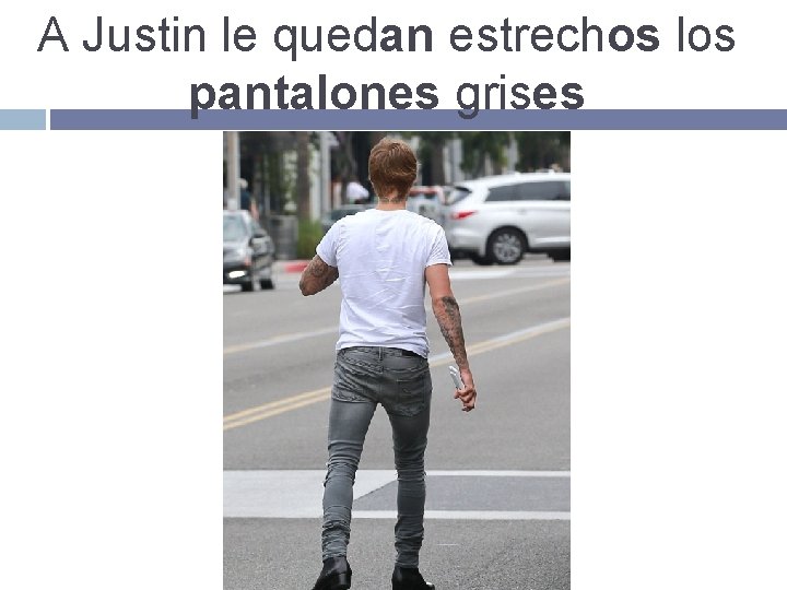 A Justin le quedan estrechos los pantalones grises 