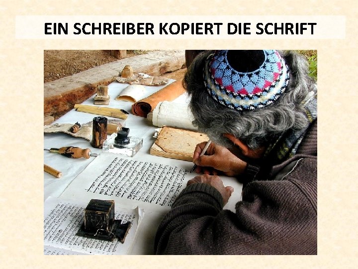 EIN SCHREIBER KOPIERT DIE SCHRIFT 