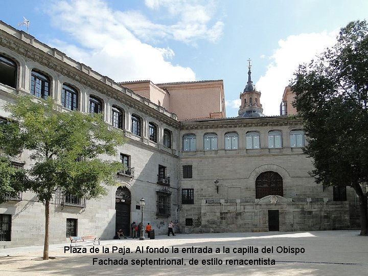 Plaza de la Paja. Al fondo la entrada a la capilla del Obispo Fachada