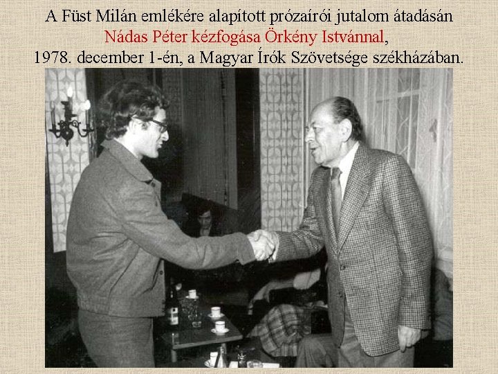 A Füst Milán emlékére alapított prózaírói jutalom átadásán Nádas Péter kézfogása Örkény Istvánnal, 1978.