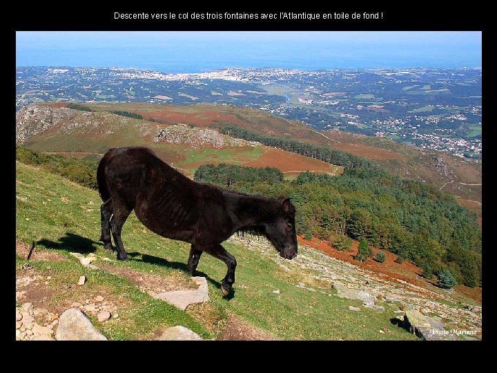 Descente vers le col des trois fontaines avec l'Atlantique en toile de fond !