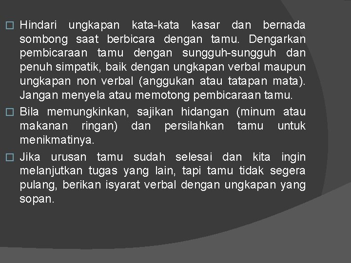 Hindari ungkapan kata-kata kasar dan bernada sombong saat berbicara dengan tamu. Dengarkan pembicaraan tamu