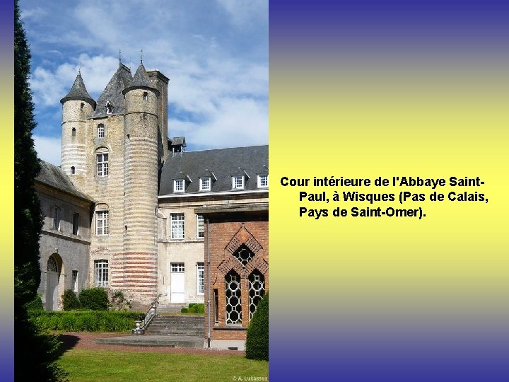 Cour intérieure de l'Abbaye Saint. Paul, à Wisques (Pas de Calais, Pays de Saint-Omer).