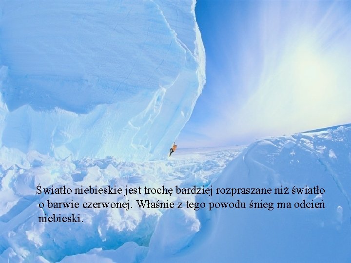 Światło niebieskie jest trochę bardziej rozpraszane niż światło o barwie czerwonej. Właśnie z tego