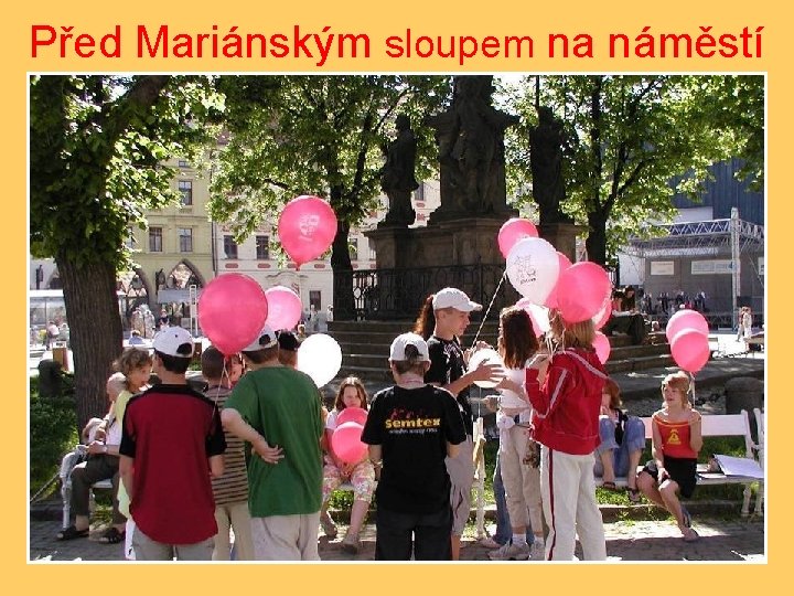 Před Mariánským sloupem na náměstí 