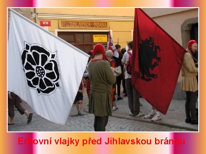 Erbovní vlajky před Jihlavskou bránou 