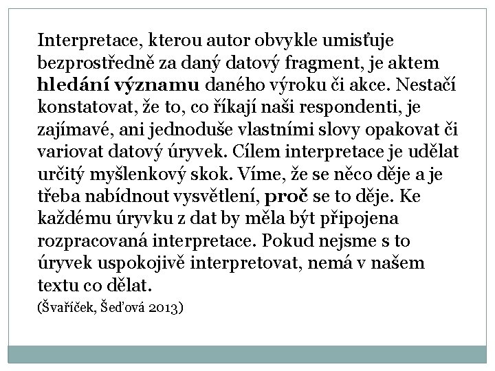 Interpretace, kterou autor obvykle umisťuje bezprostředně za daný datový fragment, je aktem hledání významu