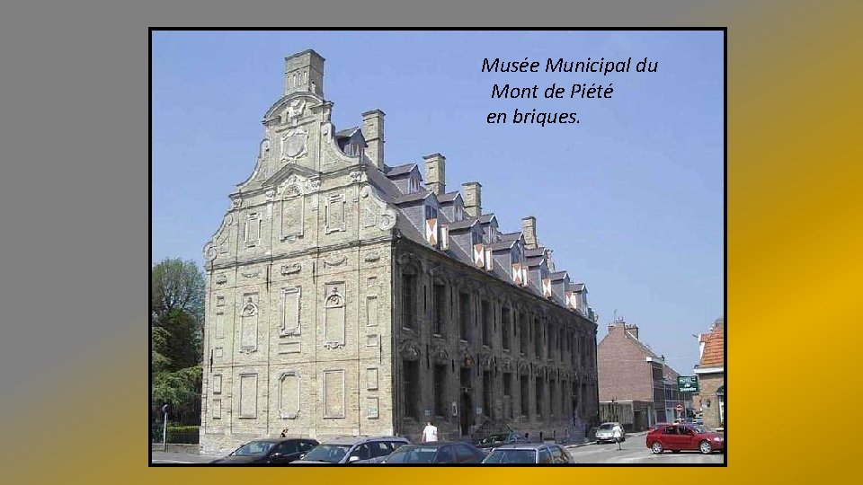 Musée Municipal du Mont de Piété en briques. 