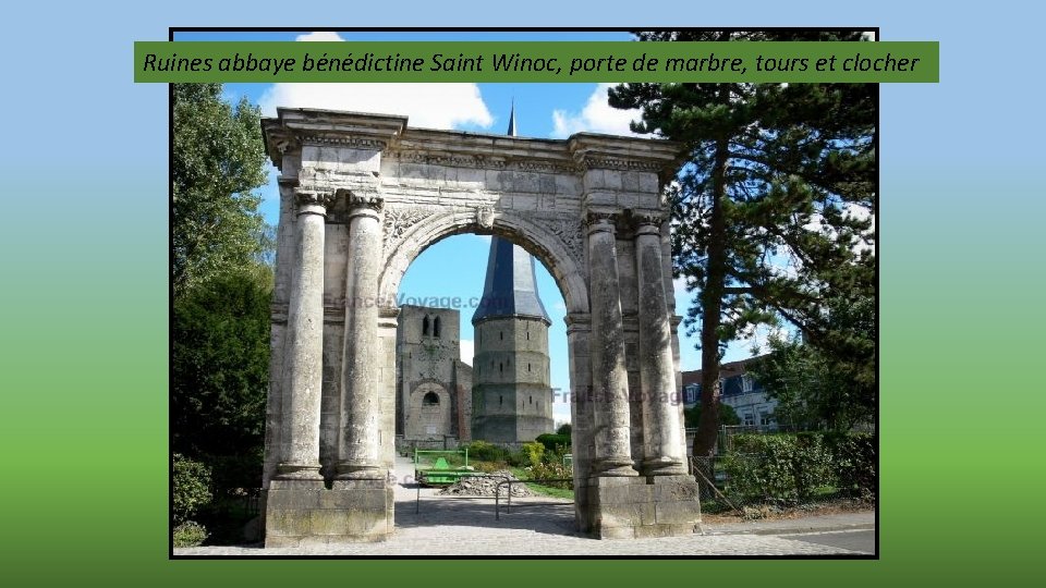 Ruines abbaye bénédictine Saint Winoc, porte de marbre, tours et clocher 