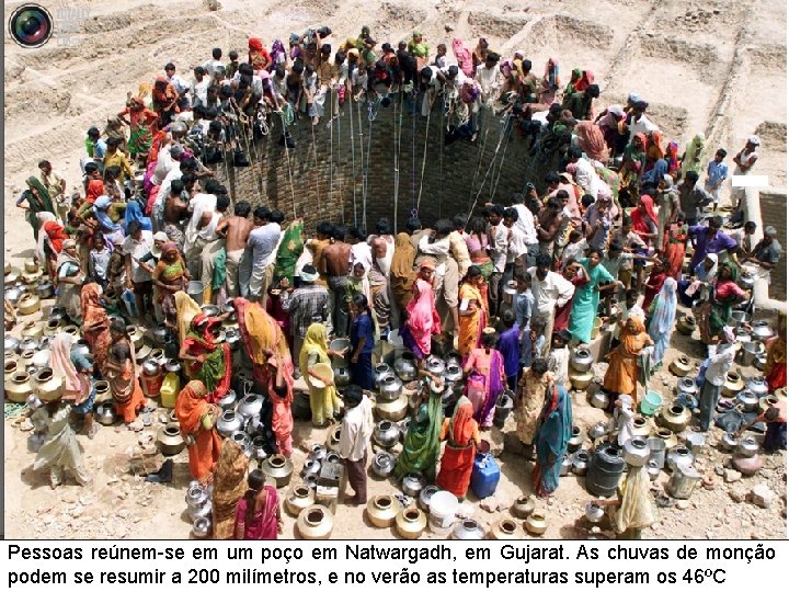 MEIO AMBIENTE EM DEBATE Pessoas reúnem-se em um poço em Natwargadh, em Gujarat. As