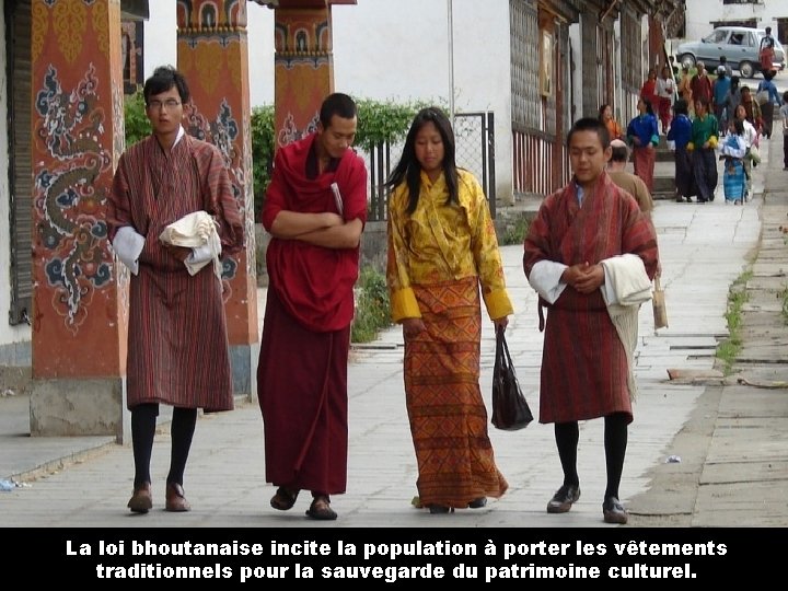 La loi bhoutanaise incite la population à porter les vêtements traditionnels pour la sauvegarde