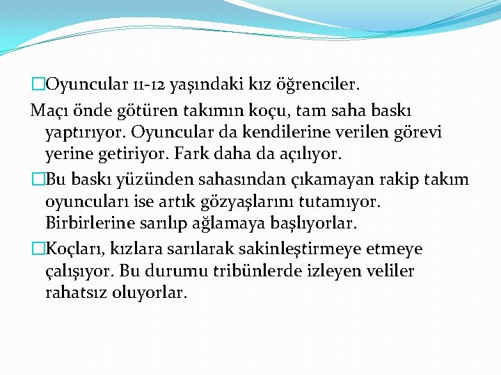 �Oyuncular 11 -12 yaşındaki kız öğrenciler. Maçı önde götüren takımın koçu, tam saha baskı